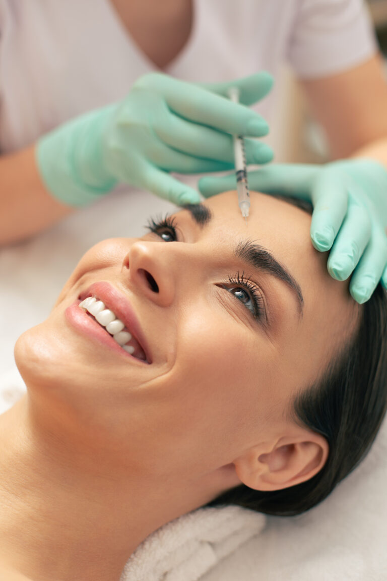 Patiente qui reçoit des injections de neuromodulateurs.